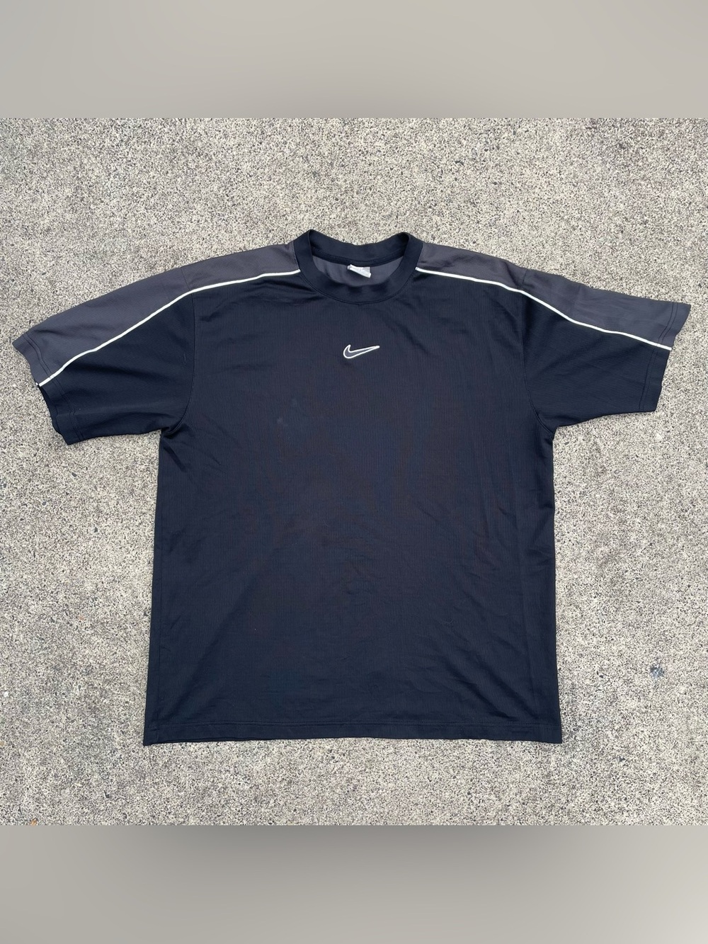 2000s grey and black Nike center swoosh t shirt size large